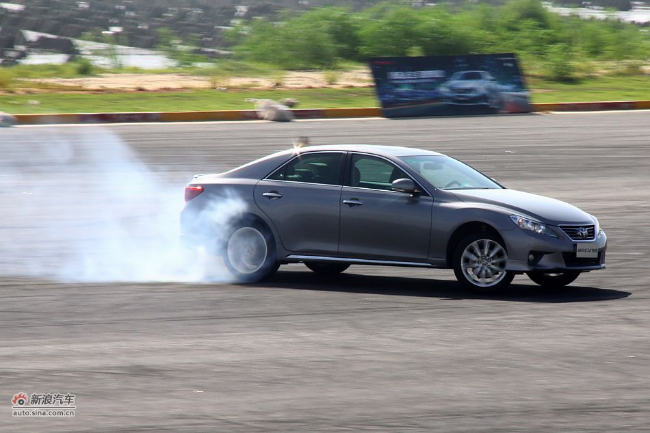 锐志试车实拍
