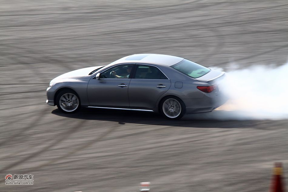 锐志试车实拍