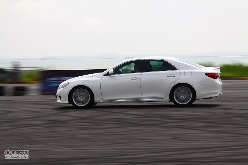 锐志试车实拍