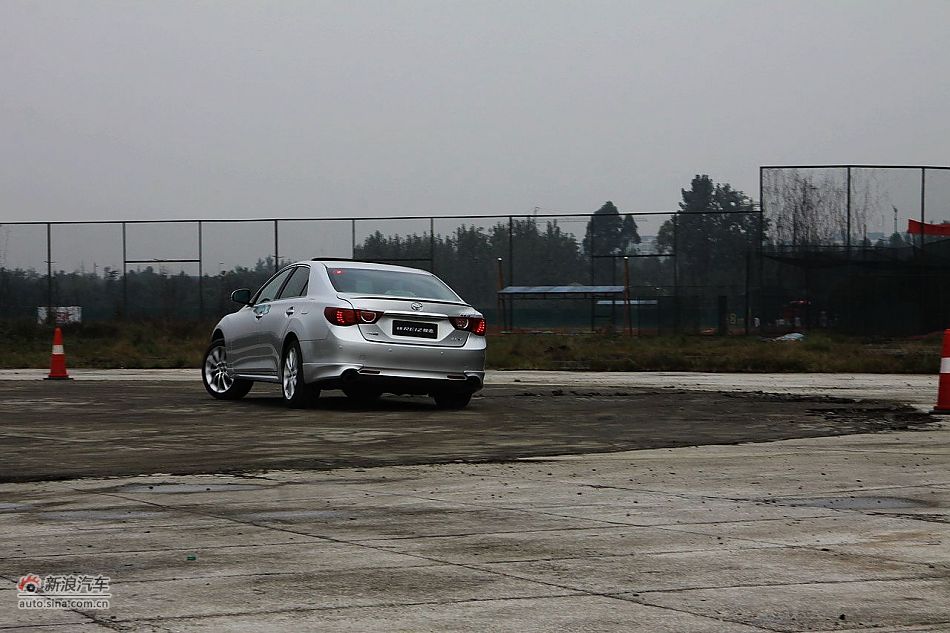 新锐志试车实拍-动态