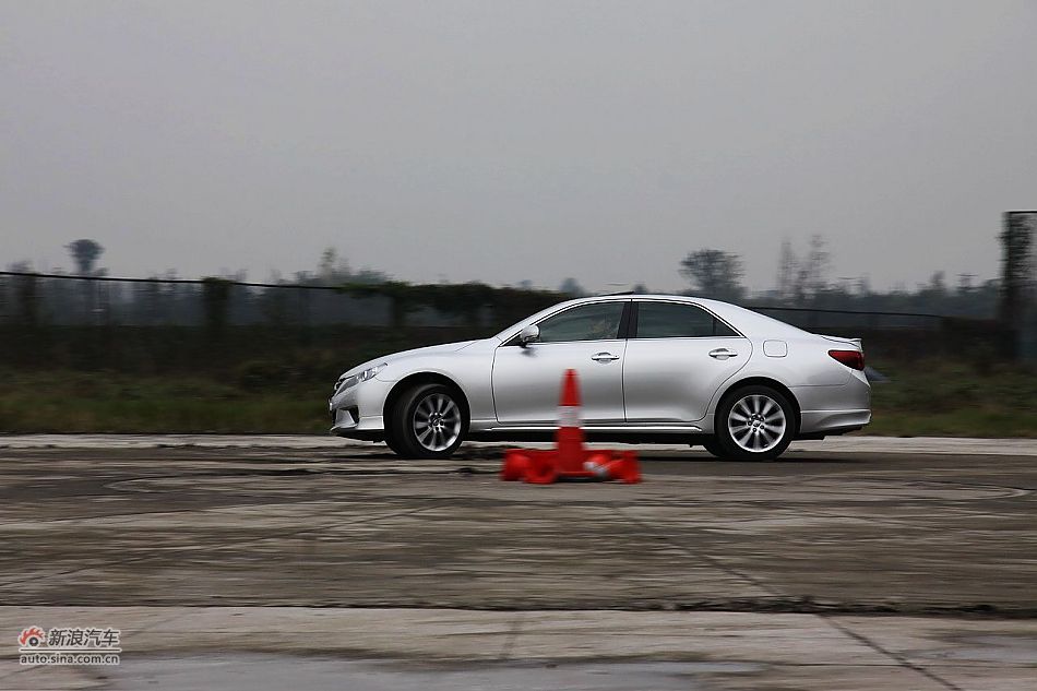新锐志试车实拍-动态