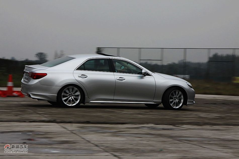 新锐志试车实拍-动态