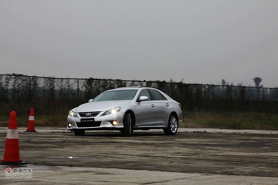 新锐志试车实拍-动态