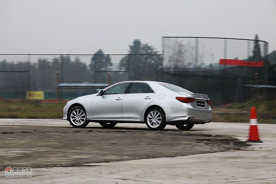 新锐志试车实拍-动态