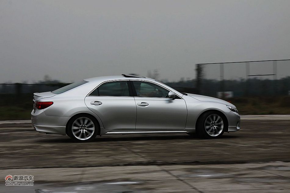 新锐志试车实拍-动态