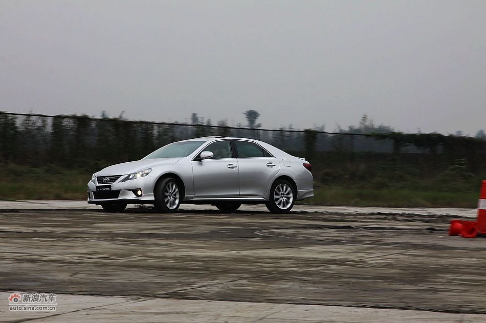 新锐志试车实拍-动态