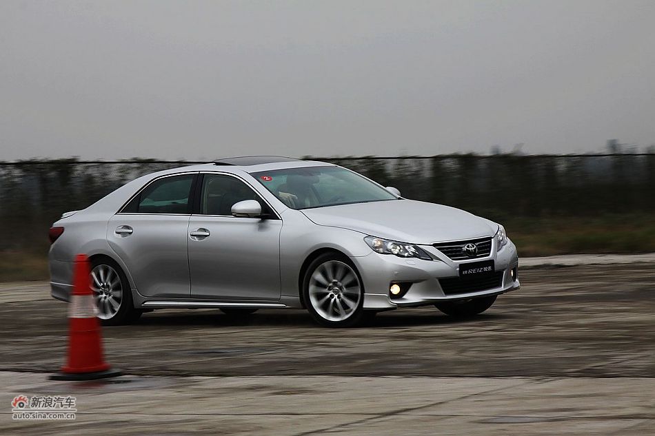 新锐志试车实拍-动态