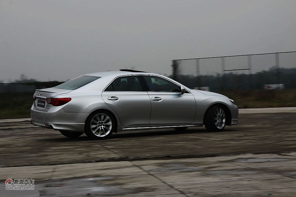 新锐志试车实拍-动态