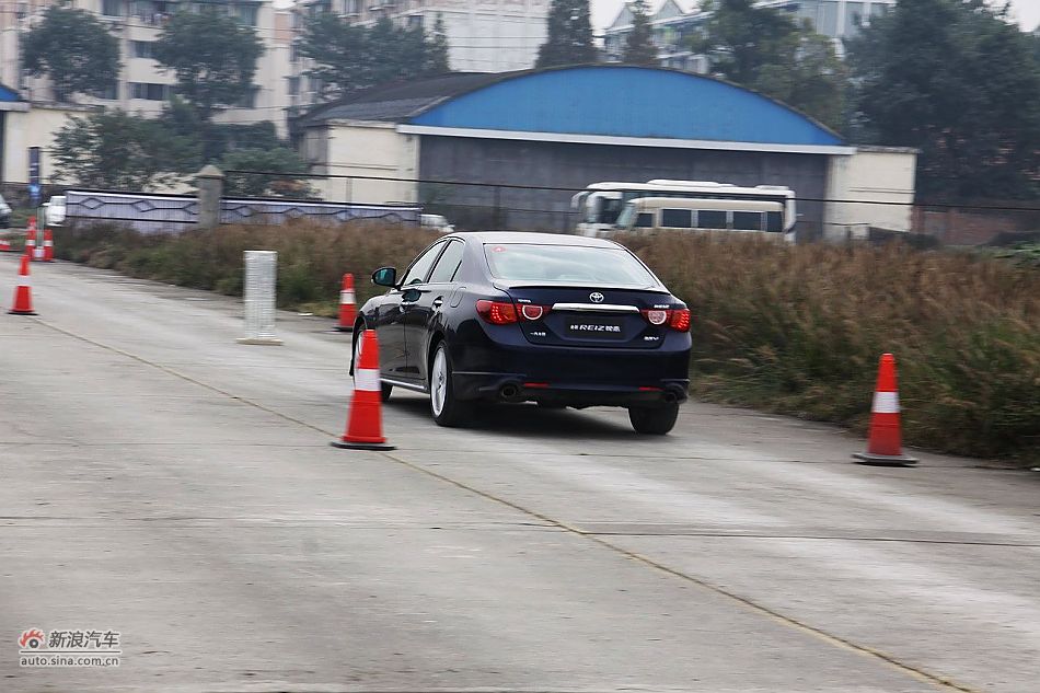 新锐志试车实拍-动态