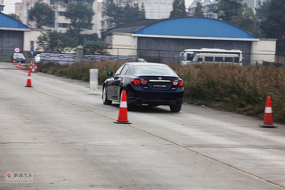 新锐志试车实拍-动态