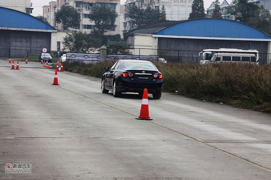 新锐志试车实拍-动态