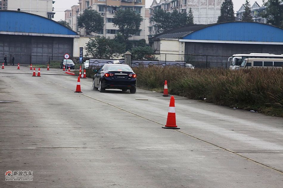 新锐志试车实拍-动态