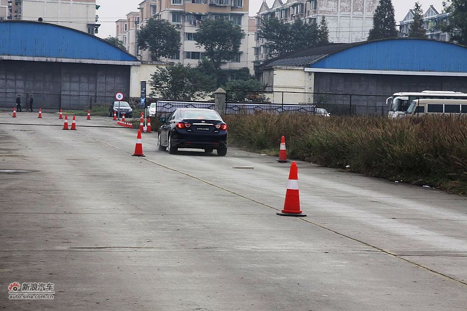 新锐志试车实拍-动态