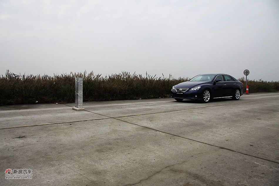 新锐志试车实拍-动态