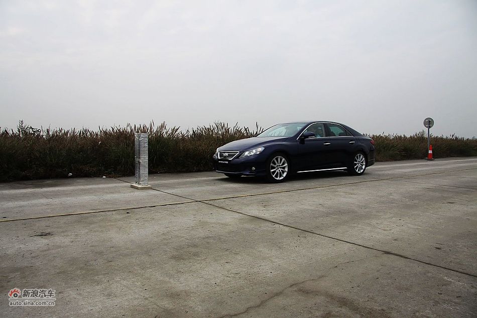 新锐志试车实拍-动态