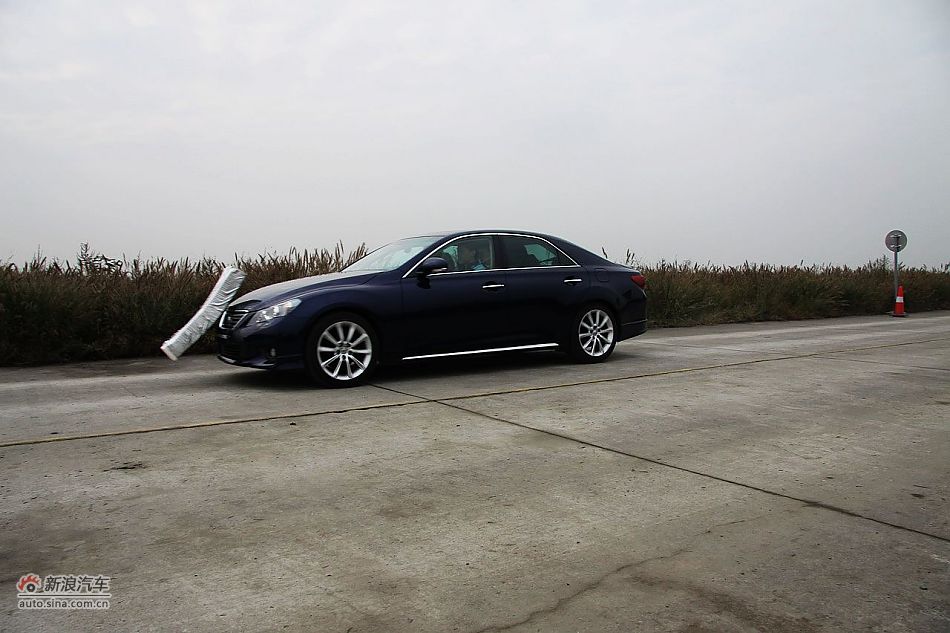 新锐志试车实拍-动态