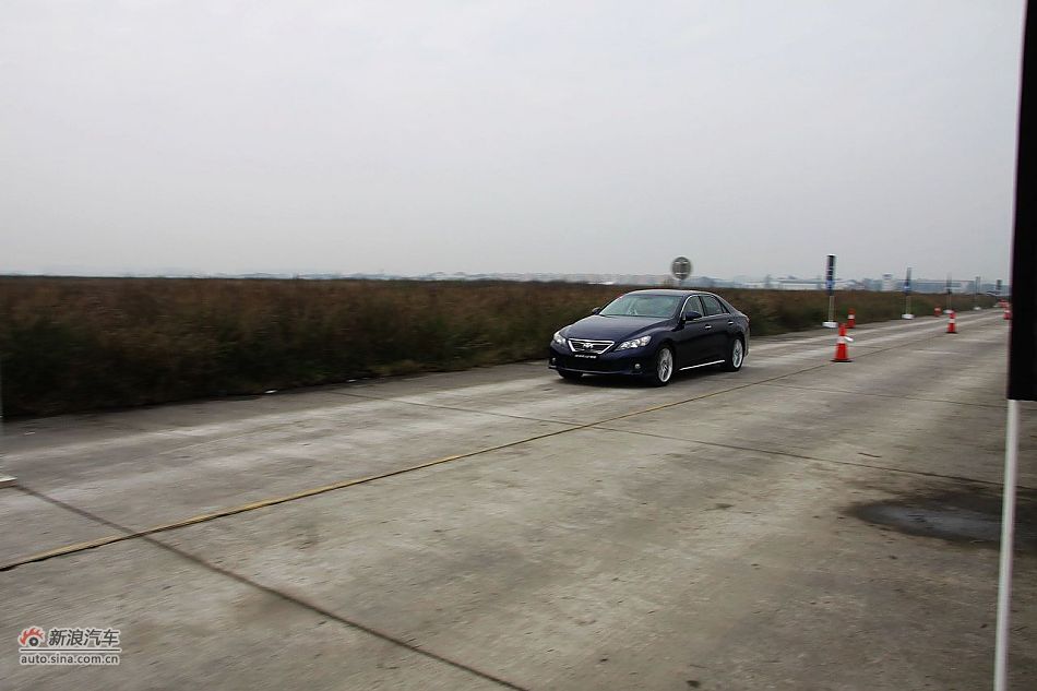 新锐志试车实拍-动态