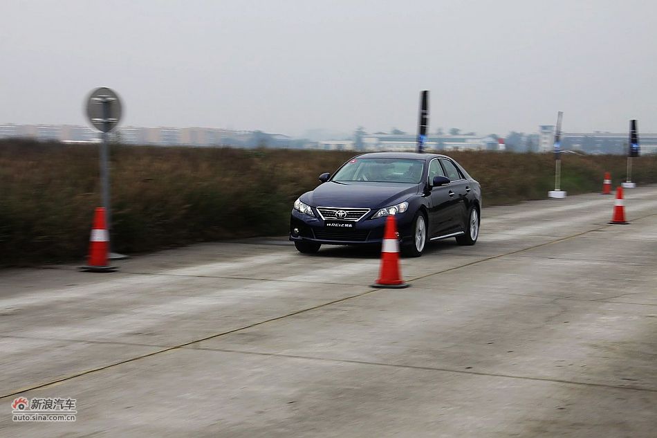 新锐志试车实拍-动态