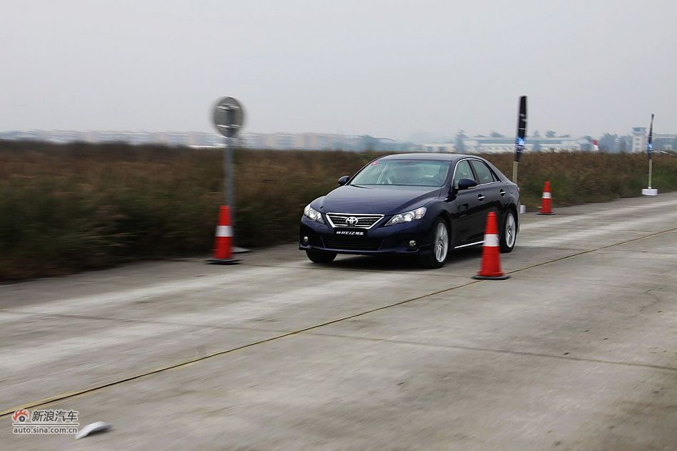 新锐志试车实拍-动态