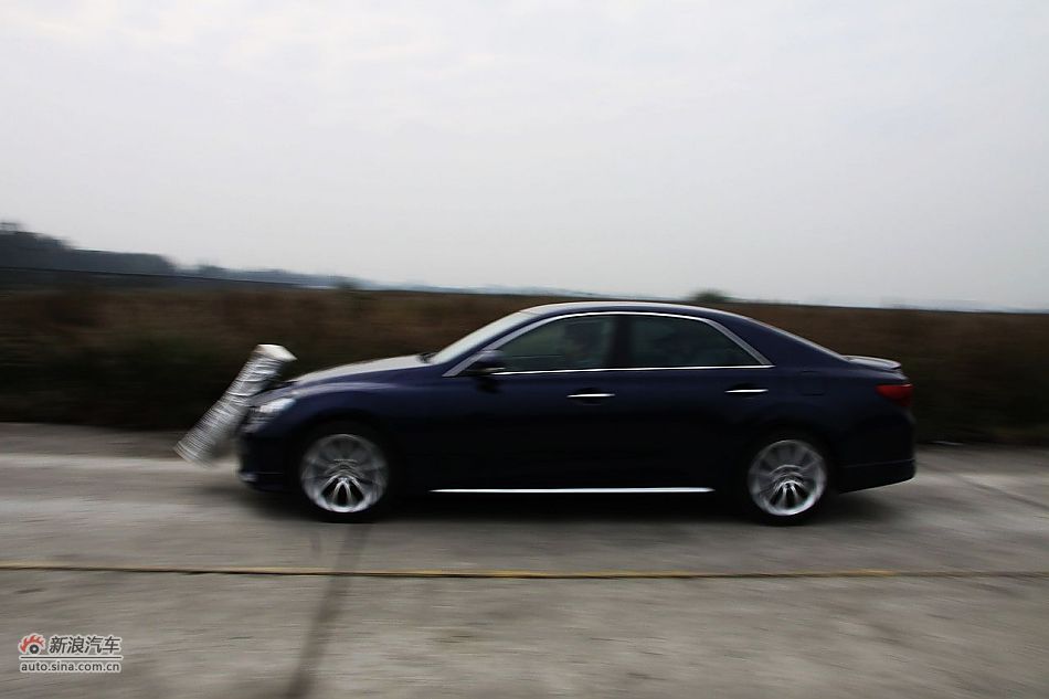 新锐志试车实拍-动态