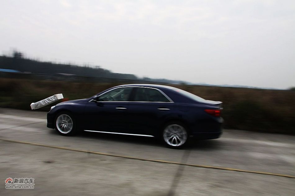 新锐志试车实拍-动态