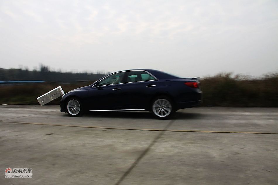 新锐志试车实拍-动态