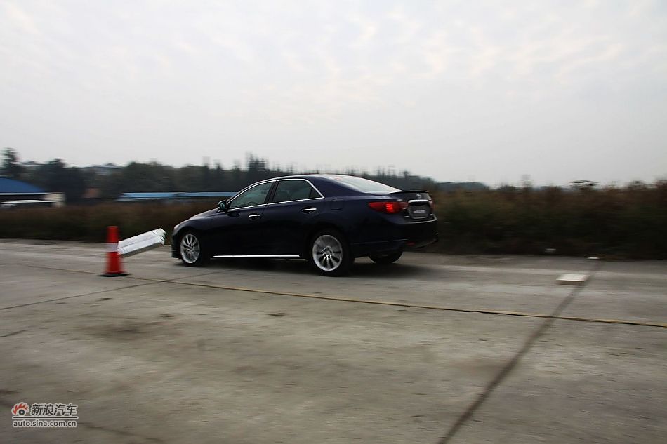 新锐志试车实拍-动态