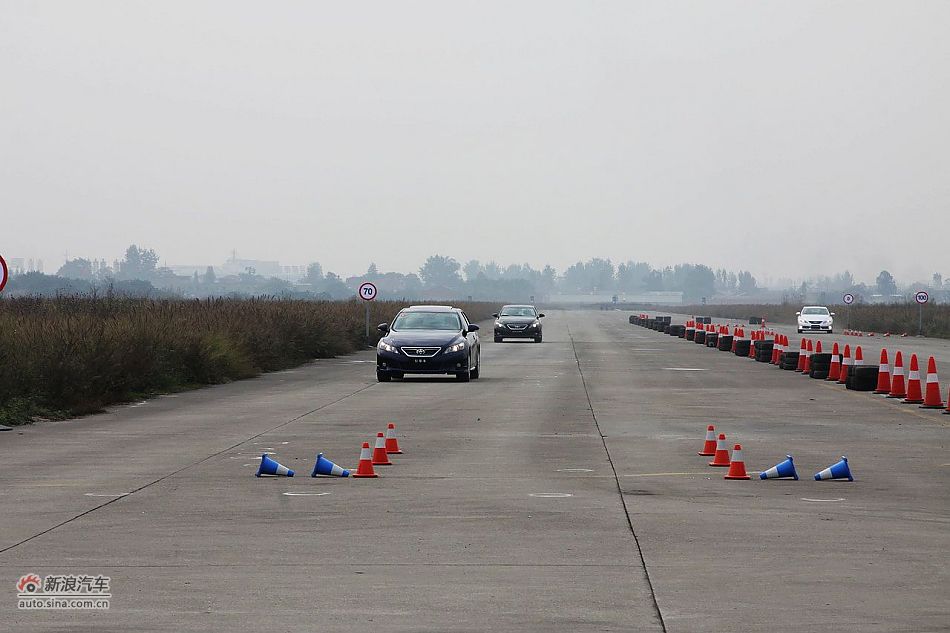 新锐志试车实拍-动态