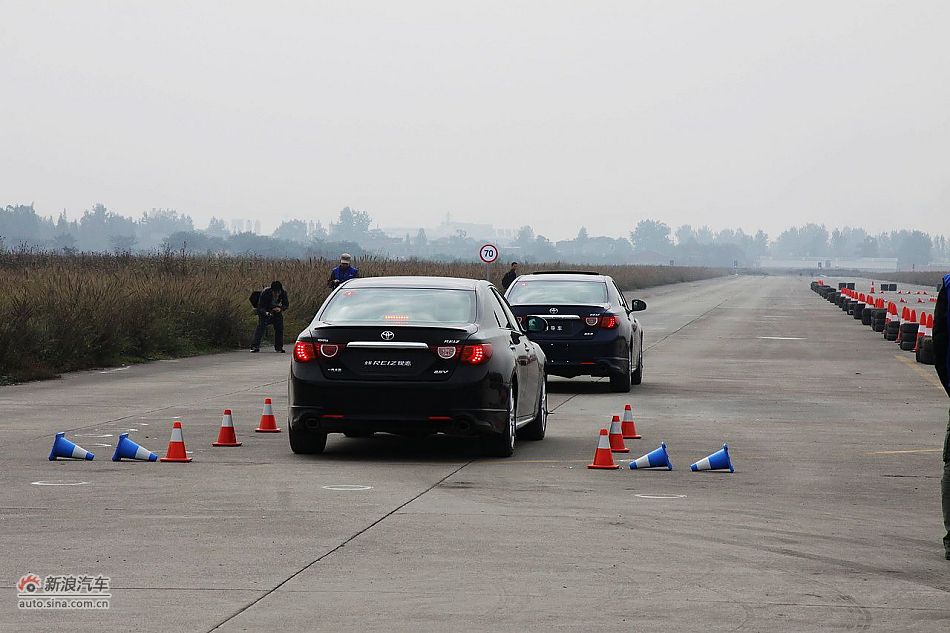 新锐志试车实拍-动态