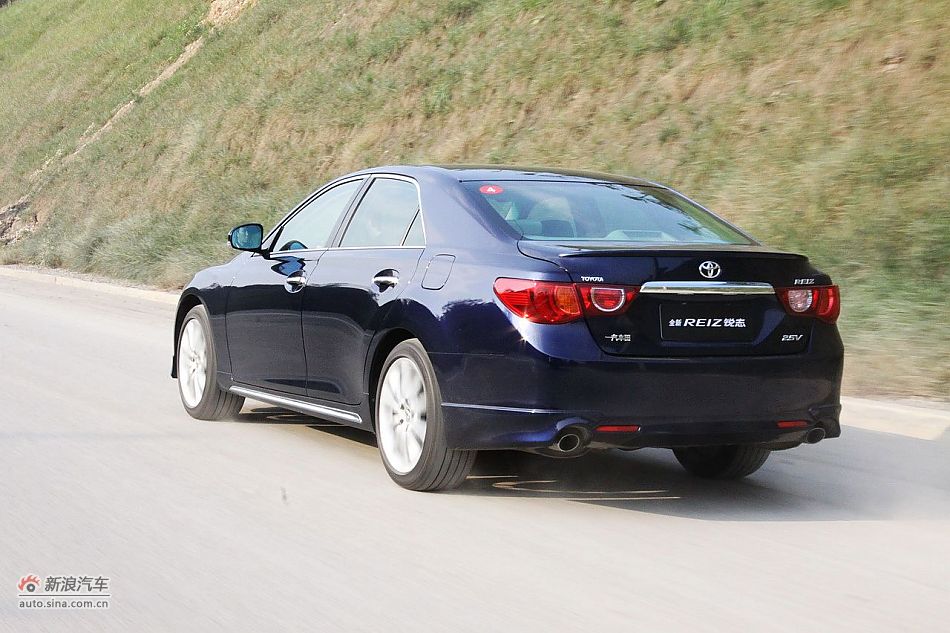 新锐志试车实拍-动态