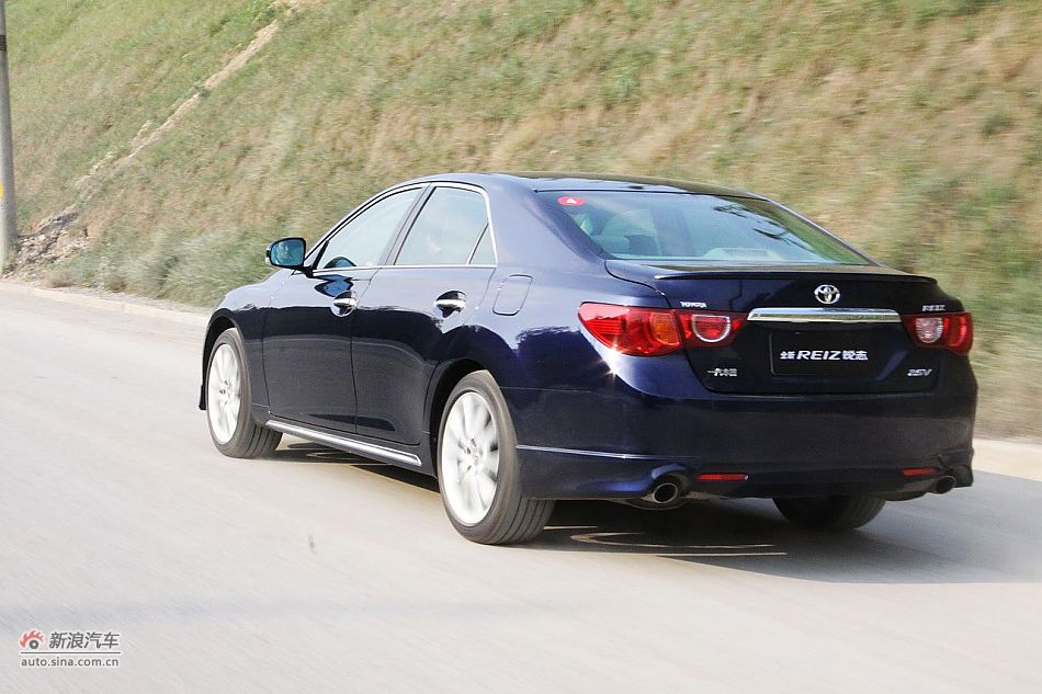 新锐志试车实拍-动态