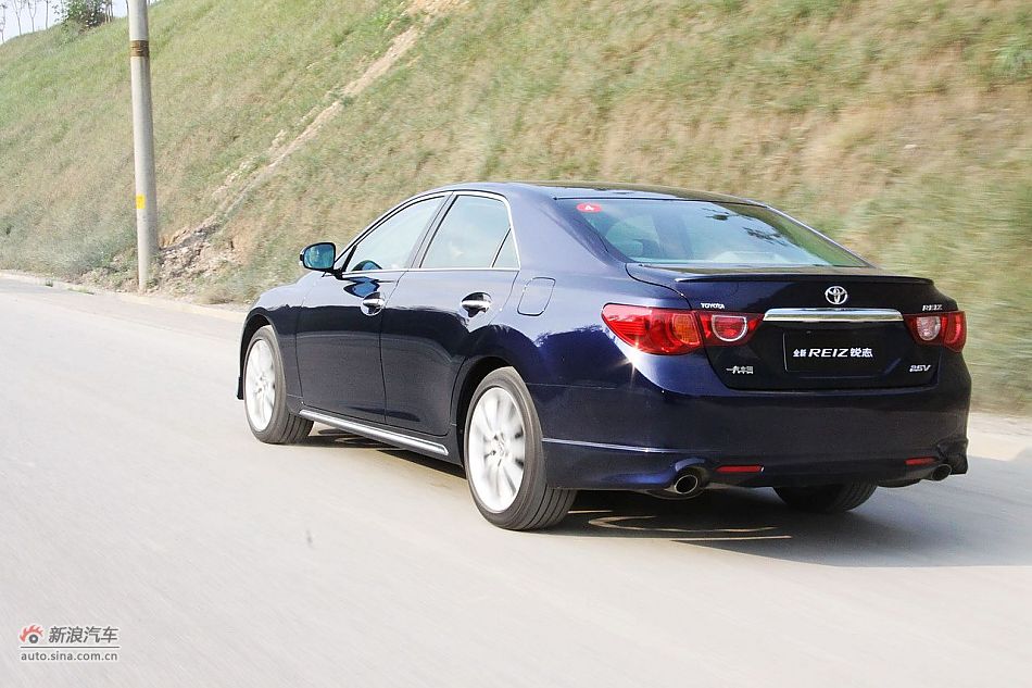 新锐志试车实拍-动态