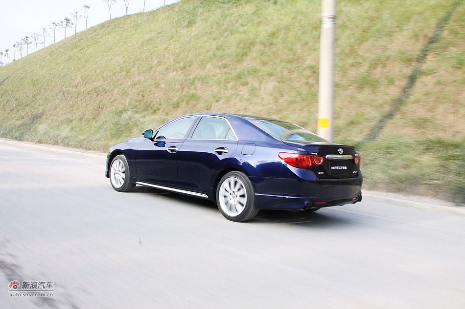 新锐志试车实拍-动态