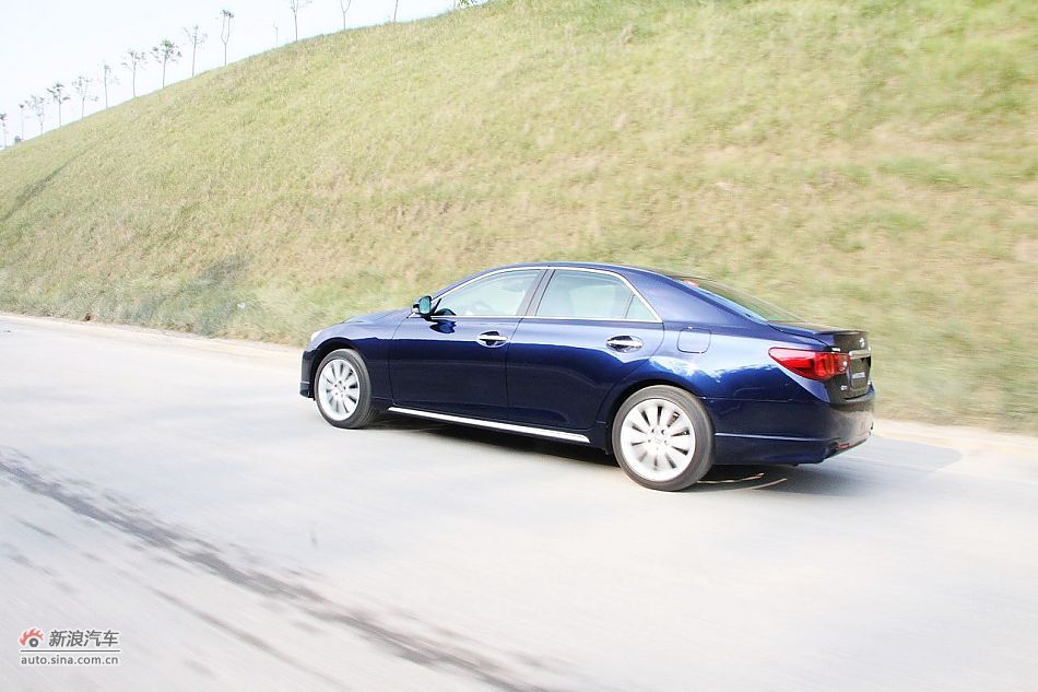 新锐志试车实拍-动态