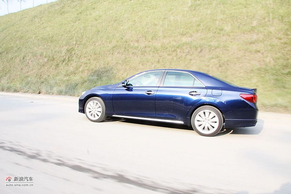 新锐志试车实拍-动态