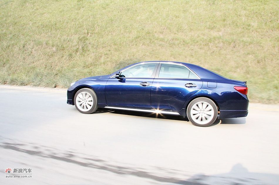 新锐志试车实拍-动态