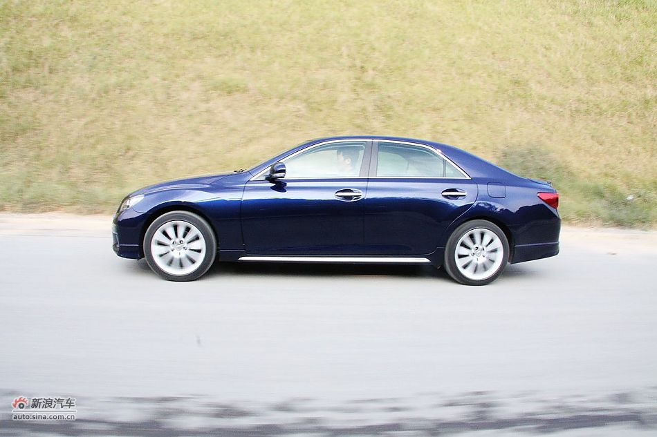 新锐志试车实拍-动态