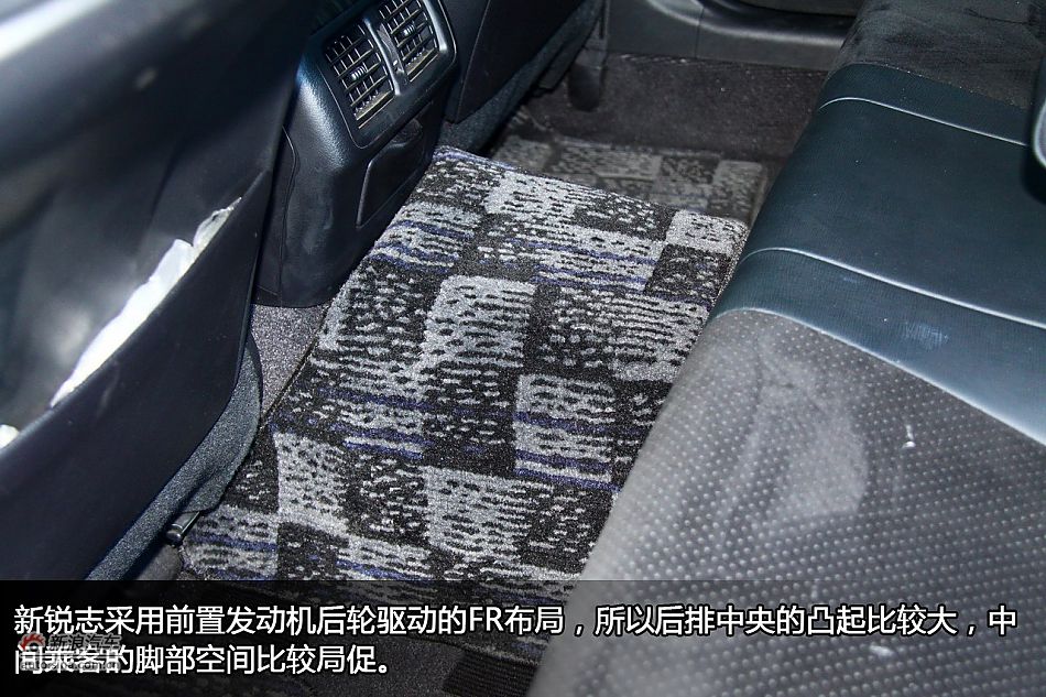 新浪汽车体验试驾新锐志图解