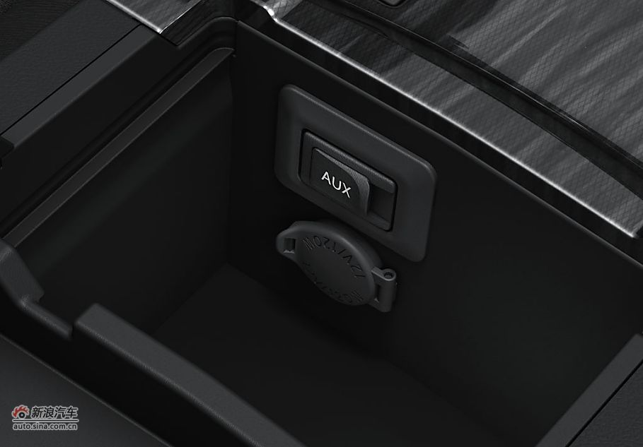 AUX音频输入接口及12V电源接口