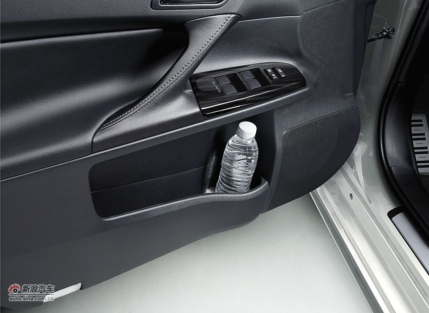 前车门储物空间