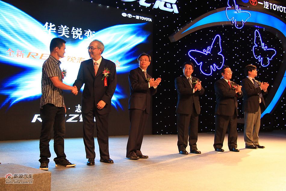 现场领导与车主代表合影