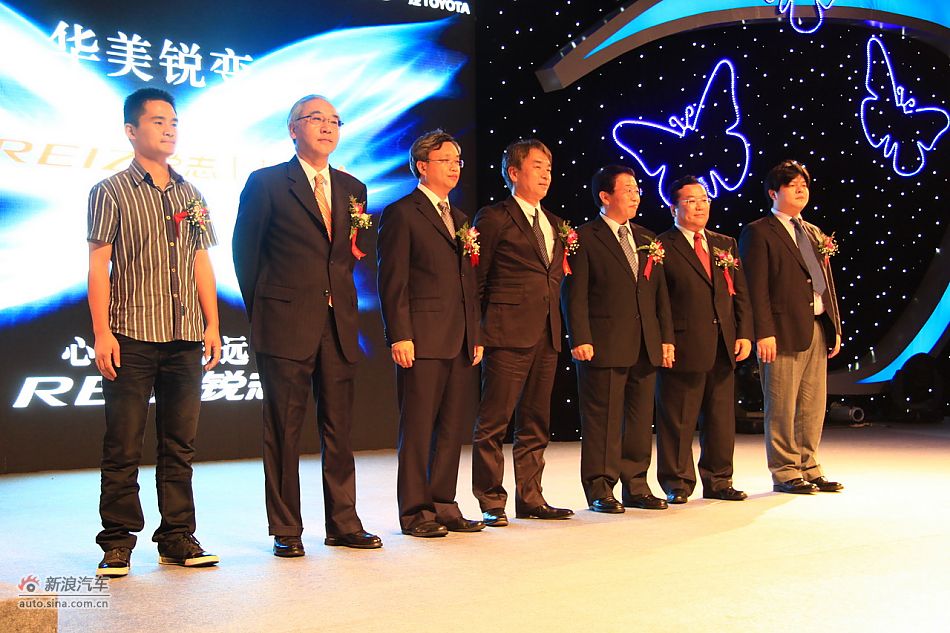 现场领导与车主代表合影