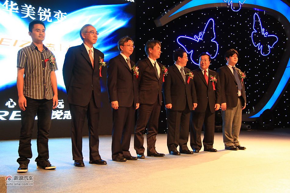 现场领导与车主代表合影