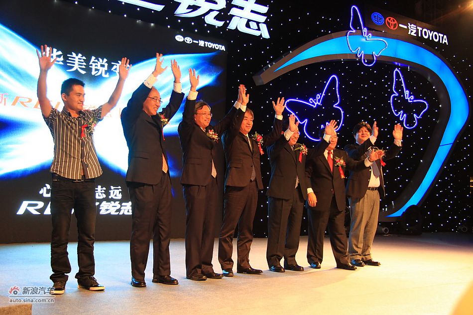 现场领导与车主代表合影