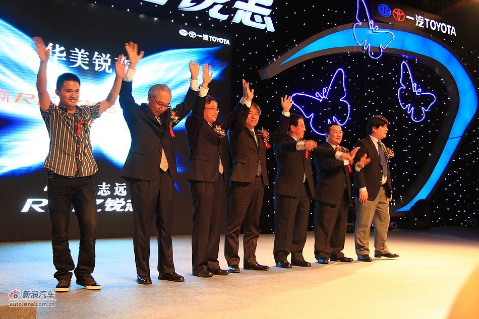 现场领导与车主代表合影