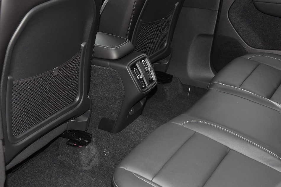 2018款 T4 四驱正午熔岩红 座椅空间