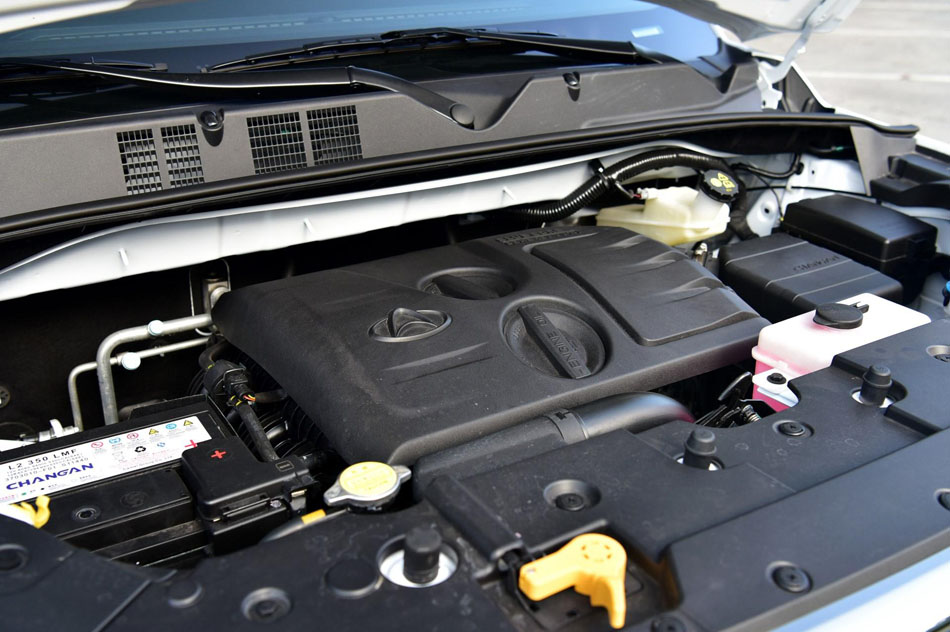 2018款 1.5L 手动豪华型 引擎底盘