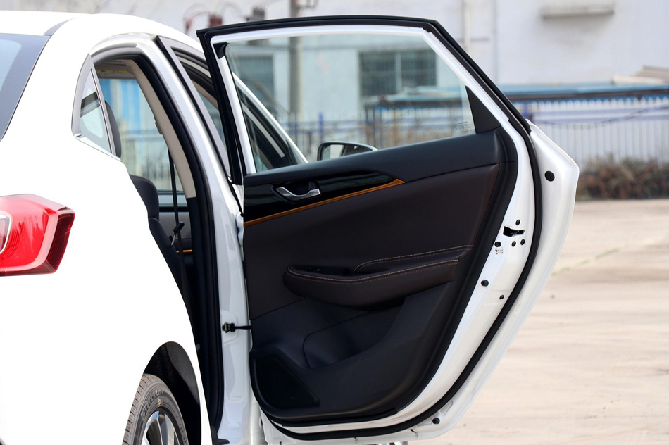 2018款 1.6L 手动尊享型 座椅空间