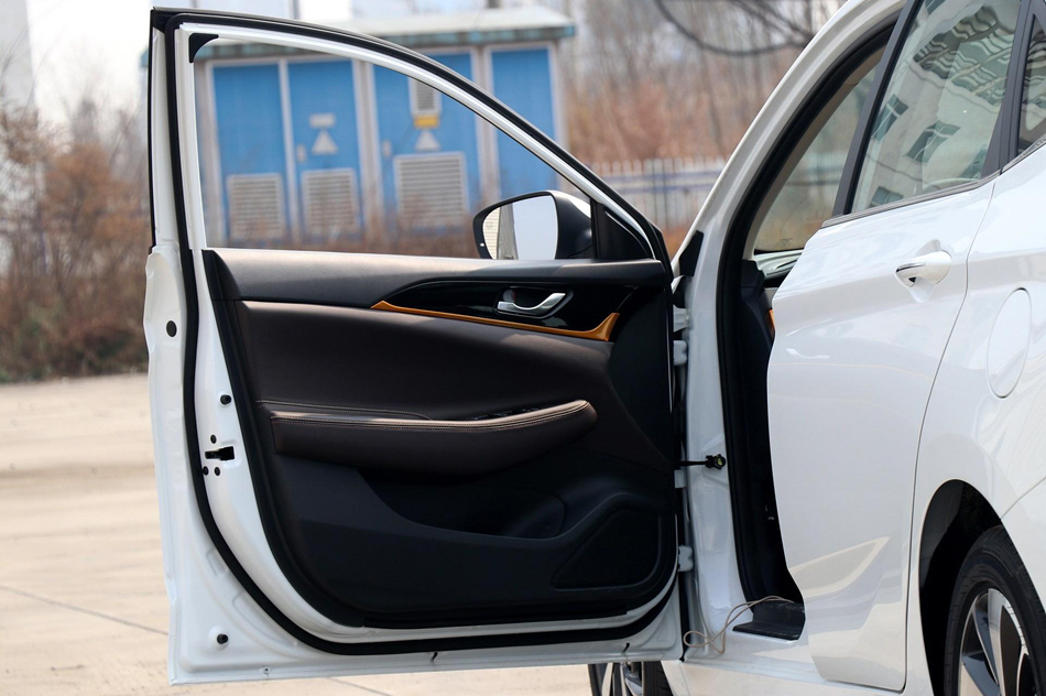 2018款 1.6L 手动尊享型 座椅空间