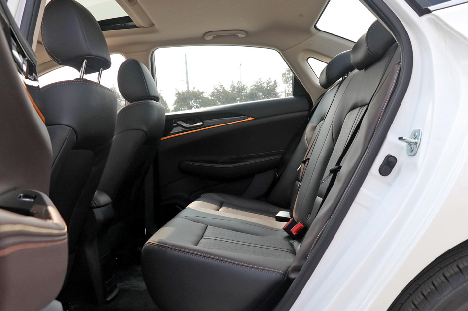2018款 1.6L 手动尊享型 座椅空间